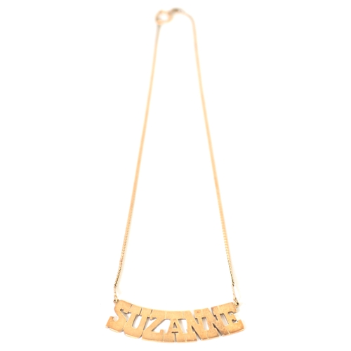 129 - 9ct GOLD FINE CHAIN NECKLACE, the fixed pendant front in the form of the name 'Suzanne', 15in (38cm)... 