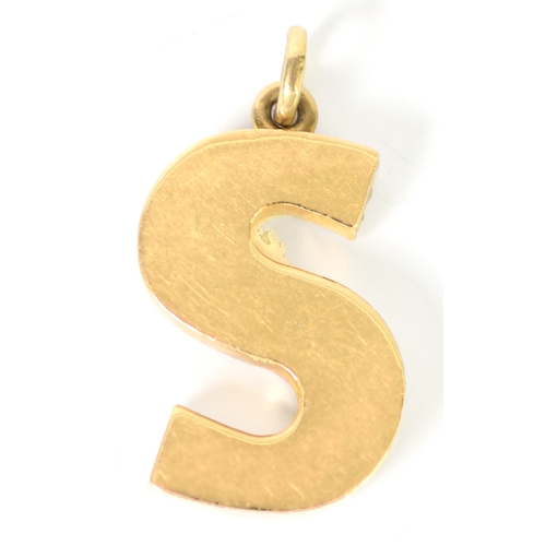 130 - 18ct GOLD PENDANT in the form of a heavy plain letter 'S', 1in (2.5cm) high, maker's mark LW, London... 