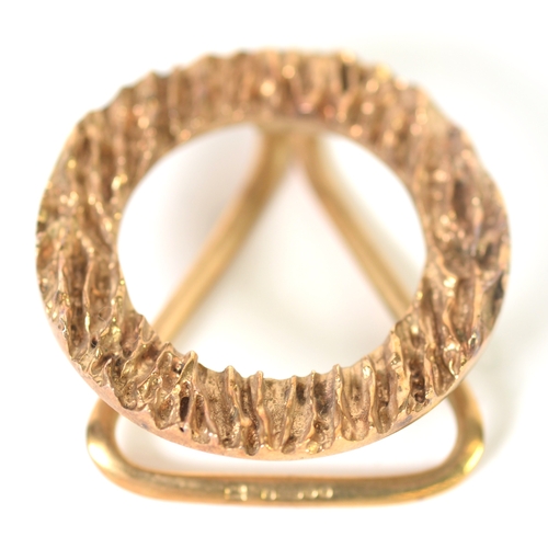 134 - 9ct GOLD CIRCLET PATTERN SCARF RING, with heavy bark texturing, 1 1/2in (3.75cm) diameter, London 19... 