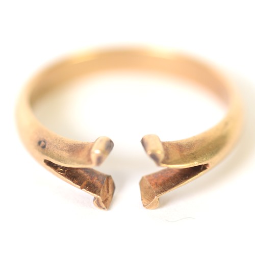 139 - GENT'S 18ct GOLD RING, the open top designed as two opposing V shapes, ring size Z, 7.2gms