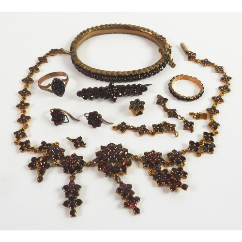 73 - VICTORIAN SUITE OF GOLD PLATED AND GARNET SET JEWELLERY, viz a necklace of graduated floret links, w... 