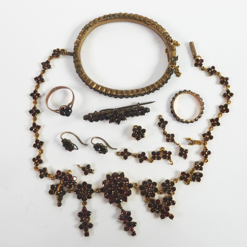 73 - VICTORIAN SUITE OF GOLD PLATED AND GARNET SET JEWELLERY, viz a necklace of graduated floret links, w... 