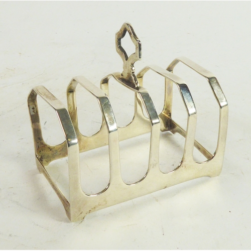 254 - GEORGE VI SILVER BACHELOR’S FOUR DIVISION TOAST RACK BY EDWARD VINER, with canted divisions and top ... 