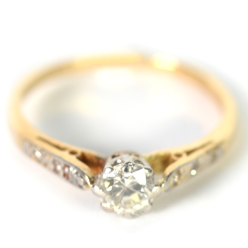 173 - 18ct GOLD RING, with a round brilliant cut diamond in eight claw setting, two tiny diamonds to each ... 