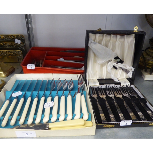 5 - A SELECTION OF TABLE CUTLERY TO INCLUDE; A CASED SET OF CAKE FORKS, ETC......