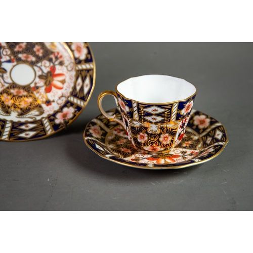 72 - FOUR PIECES OF ROYAL CROWN DERBY JAPAN PATTERN (2451) CHINA, comprising: LOW COMPORT, a/f, SIDE PLAE... 