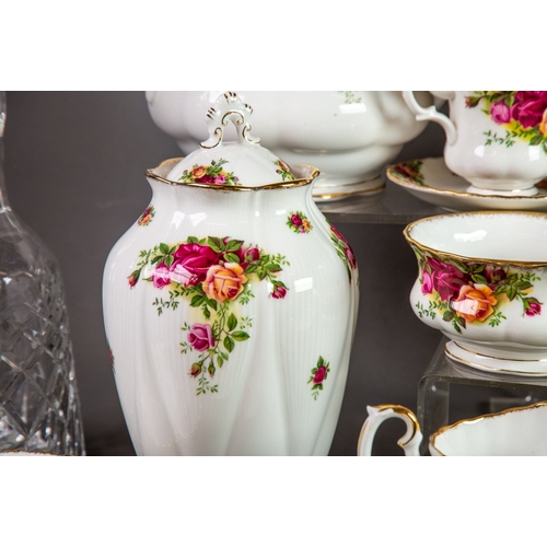 113 - NINETY ONE PIECES OF ROYAL ALBERT OLD COUNTRY ROSES PATTERN CHINA, including a PART DINNER, TEA AND ... 