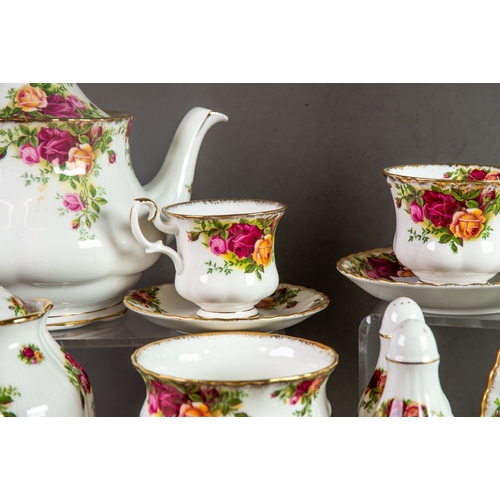 113 - NINETY ONE PIECES OF ROYAL ALBERT OLD COUNTRY ROSES PATTERN CHINA, including a PART DINNER, TEA AND ... 