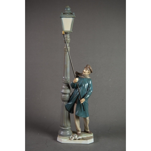 147 - LLADRO FIGURE 'LAMPLIGHTER', 19