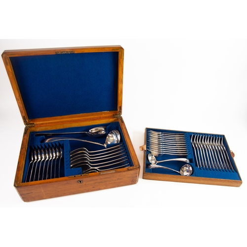 513 - EDWARDIAN BLOND OAK CASED 46 PIECE SET OF ELECTRO-PLATED CUTLERY, the top inset with a brass shield ... 