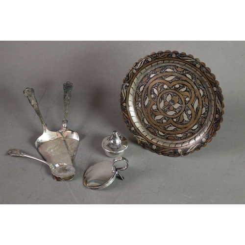 516 - SMALL MIXED LOT OF ELECTROPLATE TO INCLUDE: SPIRIT BURNER, PAIR OF ROYAL COMMEMORATIVE CAKE SLICES, ... 