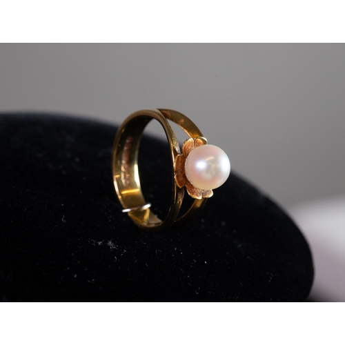 121 - 18ct GOLD DRESS RING with bifurcated top with a single cultured pearl in a petal shaped cup setting,... 