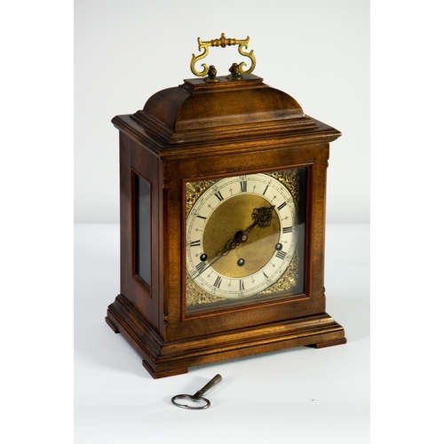 15 - EARLY TWENTIETH CENTURY GEORGIAN STYLE WALNUT CASED MANTLE OR BRACKET CLOCK, the Roman brass dial wi... 