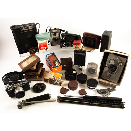 141 - VARIED SELECTION OF EARLY 20TH CENTURY AND LATER CAMERAS AND ACCESSORIES to include small Voigtlande... 