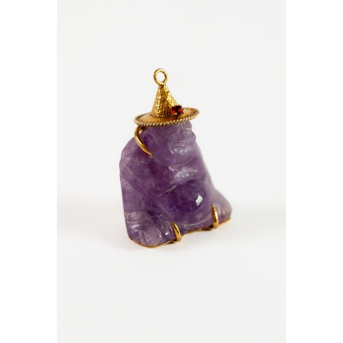 477 - CHINESE 14k GOLD MOUNTED CARVED AMETHYST QUARTZ NOVELTY PENDANT OF BUDDHA wearing a hat SET WITH A T... 