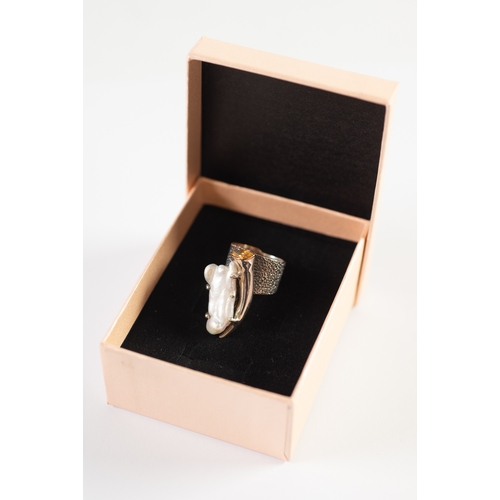 482 - GENTS TEXTURED STERLING SILVER RING, mounted with a baroque pearl and Citrine, size M/N