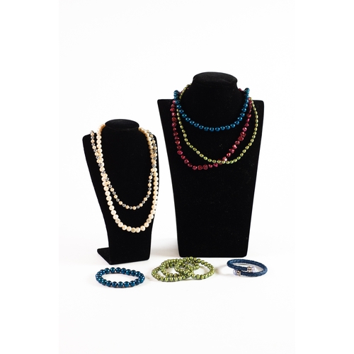 522 - SILVER AND PEACOCK BLUE CULTURED PEARL NECKLACE and BRACELET set; similar green oval cultured pearl ... 