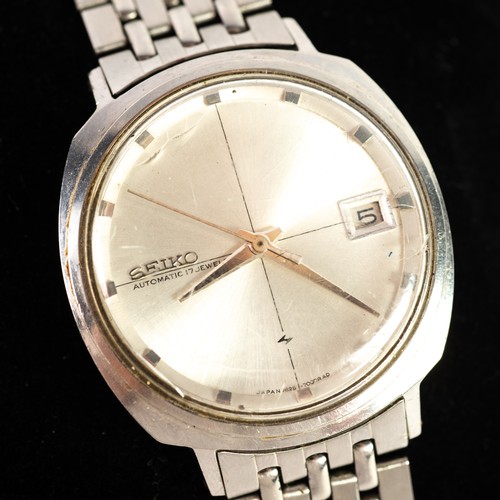 110 - SEIKO AUTOMATIC WRIST WATCH with 17 jewels movement, circular silvered dial with batons, date apertu... 