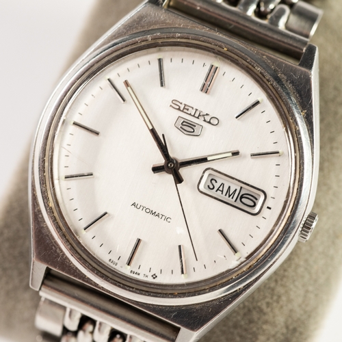 119 - SEIKO GENT'S STAINLESS STEEL AUTOMATIC WRIST WATCH with circular silvered dial with batons, centre s... 