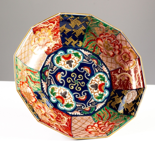 26 - EARLY 20th CENTURY JAPANESE IMARI DODECAGONAL PORCELAIN PLAQUE OR SHALLOW BOWL, the repeat pattern w... 