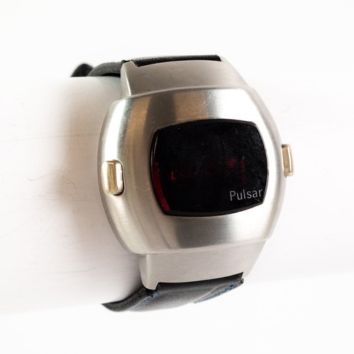 20 - GENT'S PULSAR RED LED DIGIT QUARTZ WRISTWATCH, the stainless steel case dated 1973 and numbered 1319... 