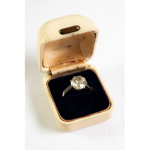 140 - PLATINUM RING WITH A SOLITAIRE ROUND BRILLIANT CUT DIAMOND, approximately 3.3ct, the shoulders each ... 