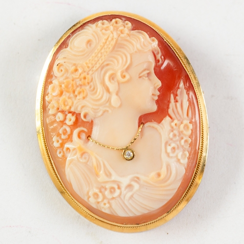 117 - WELL-CARVED OVAL SHELL CAMEO BROOCH OR PENDANT depicting the head of a lady with elaborate coiffure ... 