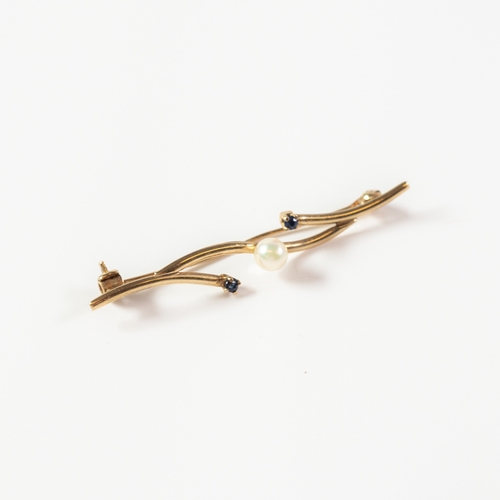 86 - 9ct GOLD DOUBLE SPRIG PATTERN BAR BROOCH set with centre cultured pearl and two tiny sapphires, 2gms