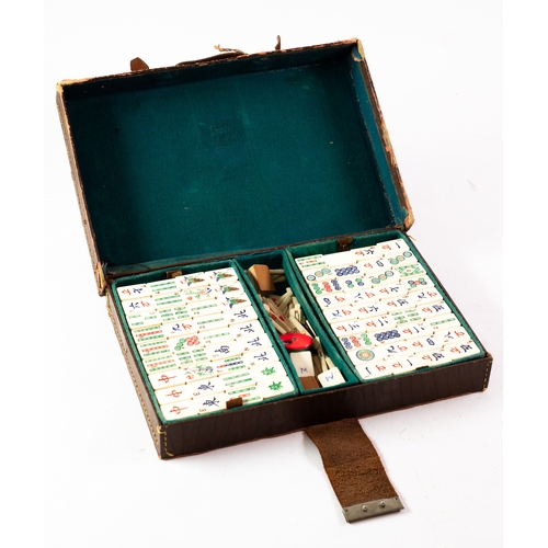 194 - CIRCA 1920's BONE AND BAMBOO MAH JONG SET, IN LEATHER CLAD CASE, having green plush lined interior w... 