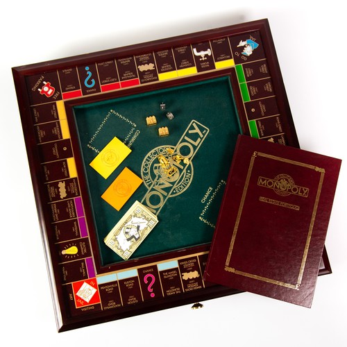 189 - FRANKLIN MINT COLLECTORS EDITION MONOPOLY BOARD GAME, all contained in mahogany finish hardwood cabi... 