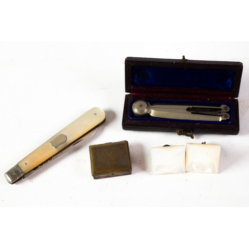 209 - GEORGE V SILVER BLADED CLASP FRUIT KNIFE, the mother of pearl grips with vacant cartouche, Sheffiled... 