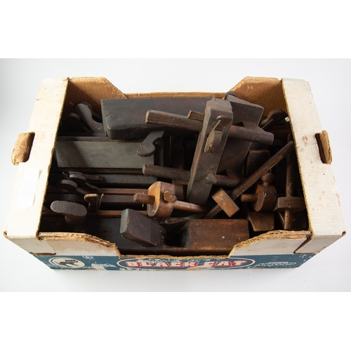 186 - SELECTION OF APPROXIMATELY 23 CARPENTER'S WOODEN WOOD WORKING TOOLS, to include a plough and mouldin... 