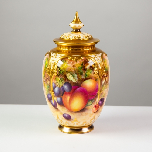 91 - 1960’s HAND PAINTED ROYAL WORCESTER CHINA POT POURRI VASE AND COVER, SIGNED FREEMAN (JOHN FREEMAN), ... 