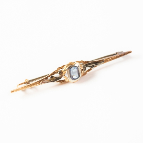 222 - 9ct GOLD AND WHITE GOLD WING SHAPED BAR BROOCH, collet set with a centre emerald cut aquamarine, 2.6... 