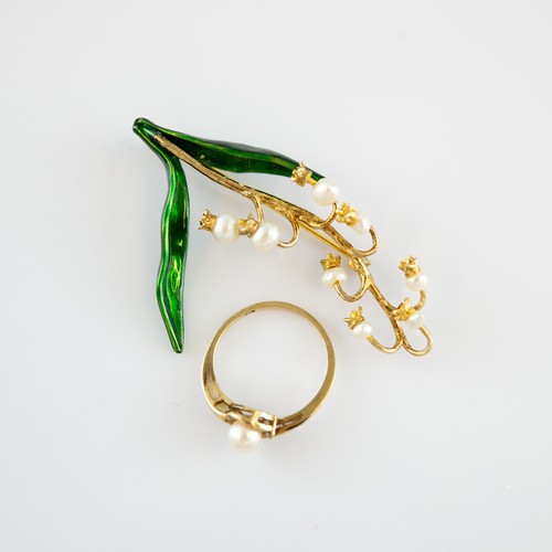 98 - 9ct GOLD RING set with a single culture pearl, 1.9 gms and a GOLD, GREEN ENAMELLED AND SIMULATED PEA... 