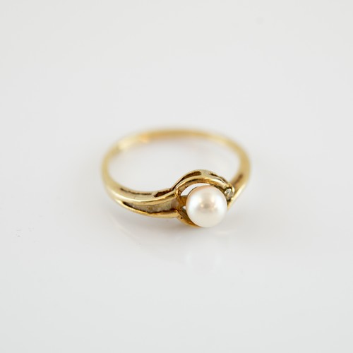 98 - 9ct GOLD RING set with a single culture pearl, 1.9 gms and a GOLD, GREEN ENAMELLED AND SIMULATED PEA... 