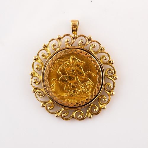 41 - GEORGE V GOLD FULL SOVEREIGN 1912 (F), loose fitting in a fancy gold mount, with 'S' scroll outer bo... 