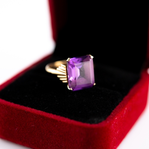 184 - 9ct GOLD RING with an emerald cut amethyst, 3.7gms