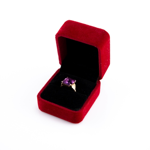 184 - 9ct GOLD RING with an emerald cut amethyst, 3.7gms