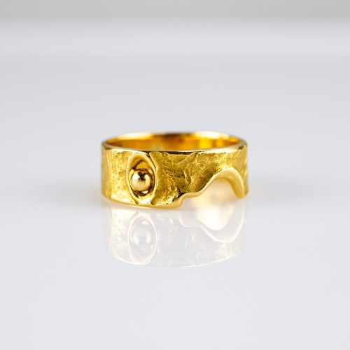 158 - ITALIAN 18ct GOLD BROAD BAND RING, textured and with sculptural design to the wavy edge, 5.2gms, rin... 