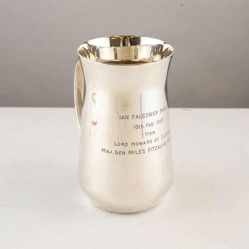 289 - ERIC CLEMENTS FOR MAPPIN & WEBB, STYLISH PRESENTATION SILVER TANKARD, plain, with simple loop ha... 