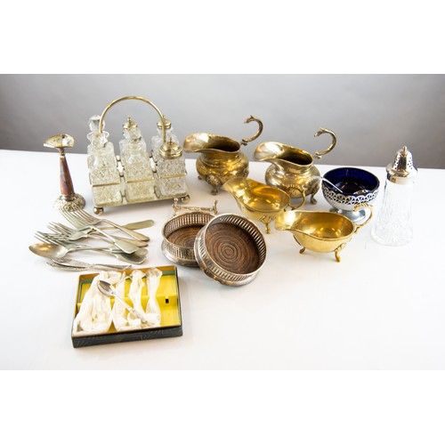 359 - MIXED LOT OF ELECTROPLATE, to include; OVAL GALLERIED TRAY WITH SCROLL CHASED CENTRE, 18” x 11” (45.... 