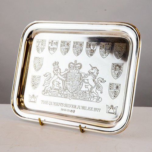 350 - ‘THE QUEEN’S SILVER JUBILEE’ ROYAL COMMEMORATIVE ENGRAVED SILVER SMALL OBLONG TRAY, 10” x 7 ½” (25.4... 