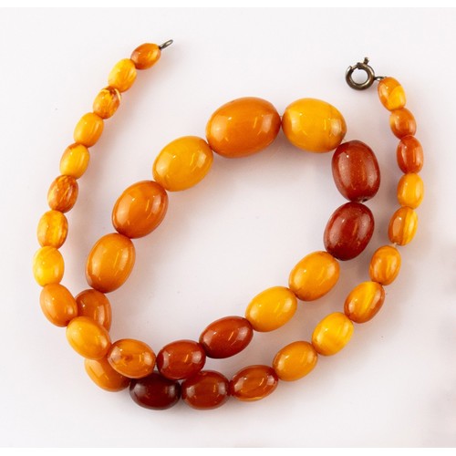 273 - SMALL NATURAL BUTTERSCOTCH AMBER GRADUATED OVAL BEAD NECKLACE with colour variations, approximately ... 