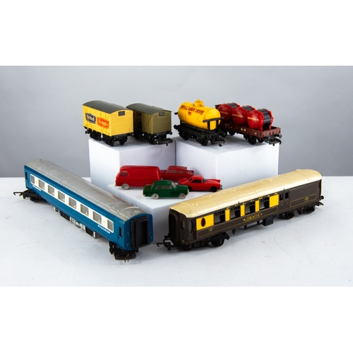 426 - LARGE SELECTION OF TRIANG MODEL RAIL, MAINLY UNBOXED to include early 4-6-2 LOCOMOTIVE AND TENDER 'P... 