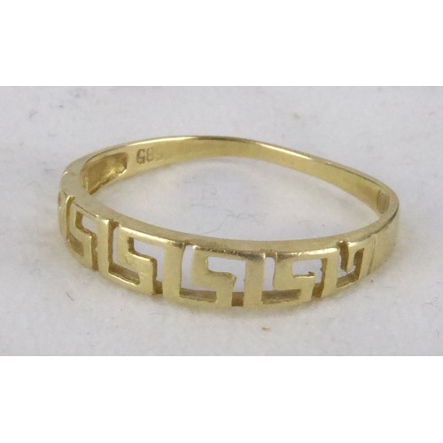 691 - 15ct GOLD RING, pierced with a Greek key design, 1gm