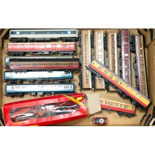 471 - LARGE SELECTION OF MAINLY HORNBY RAILWAYS 'OO' GAUGE MODEL RAIL AND ACCESSORIES MAINLY UNBOXED PLAYW... 