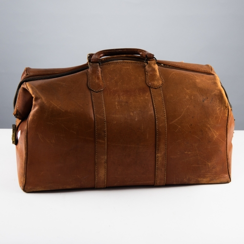 316 - MID-20TH CENTURY LEATHER GLADSTONE TYPE BAG with carry handles, the zip secured with brass lock mech... 