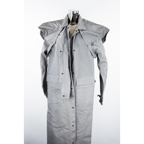 297 - MENS WESTERN OUTWEAR ‘TRAIL DUSTER’ AMERICAN HEAVY GREY COTTON FULL LENGTH HORSEMAN’S COAT with remo... 