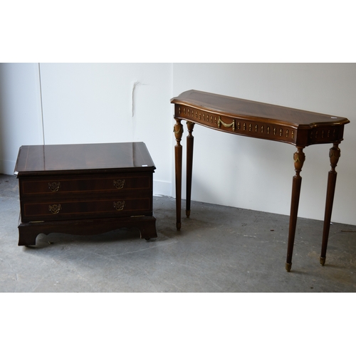 AN INLAID MAHOGANY SHALLOW SERPENTINE HALL TABLE, WITH GILT METAL ...